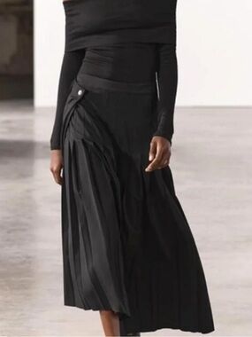 ZARA Elegant Black Pleated Midi Skirt - Women.